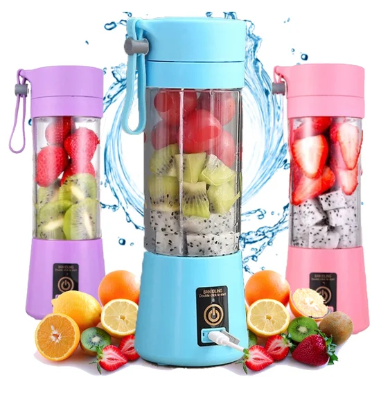 Mini liquidificador portátil batendo frutas