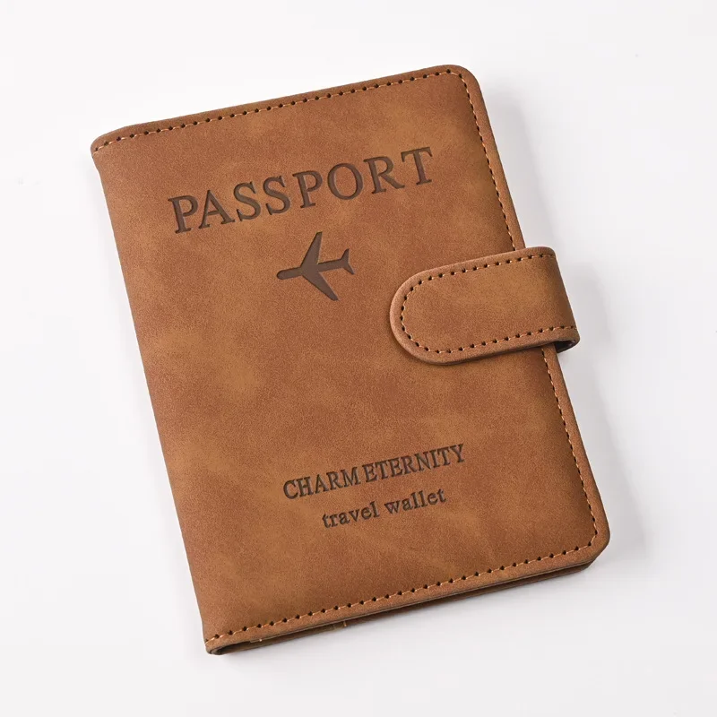 Porta-passaporte marrom com detalhe de avião