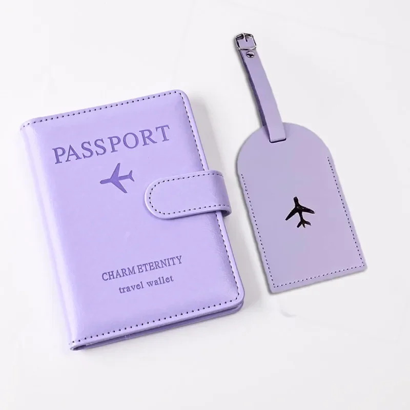 Porta-passaporte lilás com etiqueta de bagagem lilás
