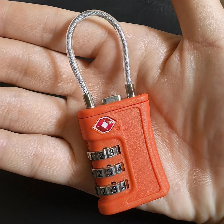 Cadeado TSA laranja na palma da mão